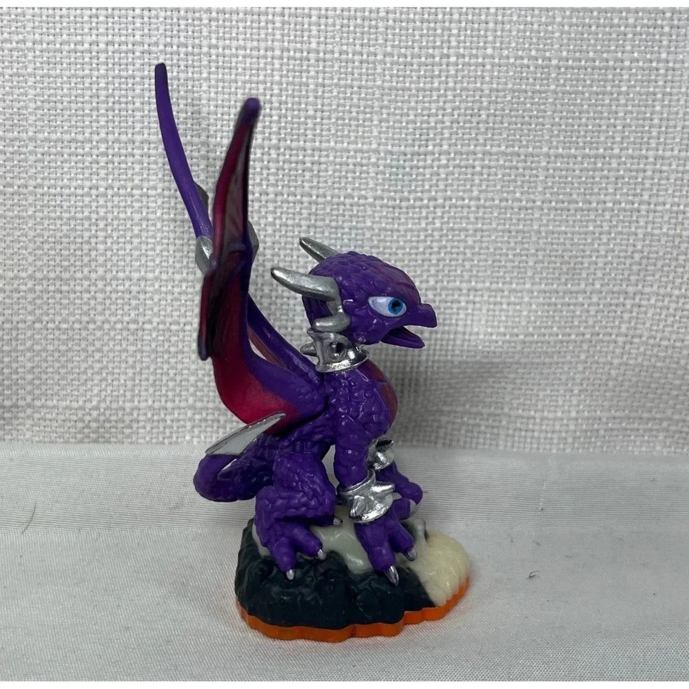 Activision Skylanders Giants Cynder Undead Dragon Figure 83999888 Purple Skull
